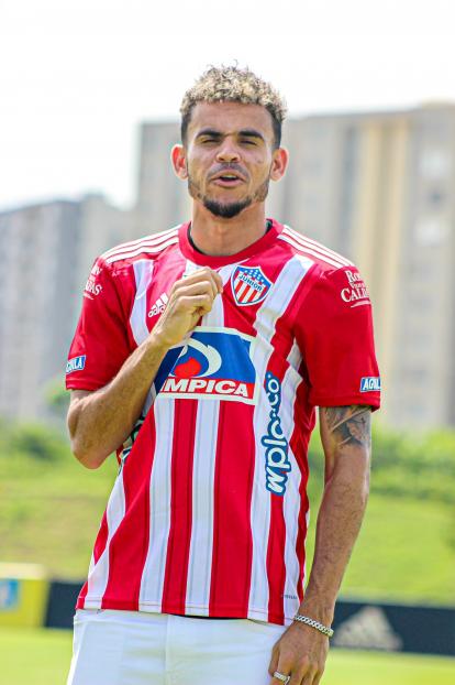 Henkuni12's tweet photo. alguien que sepa hacer edit y le ponga lucho diaz como aniquilador quedaria lindooo https://t.co/CTFeBBQUhP