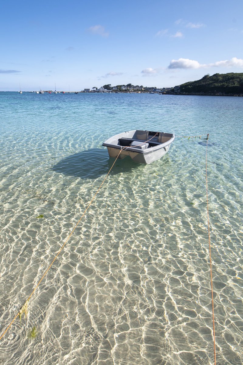 Adilemoigne's tweet photo. Les pieds dans l’eau avec cette eau translucide du côté de Portsall. https://t.co/QCxFFzOJrj