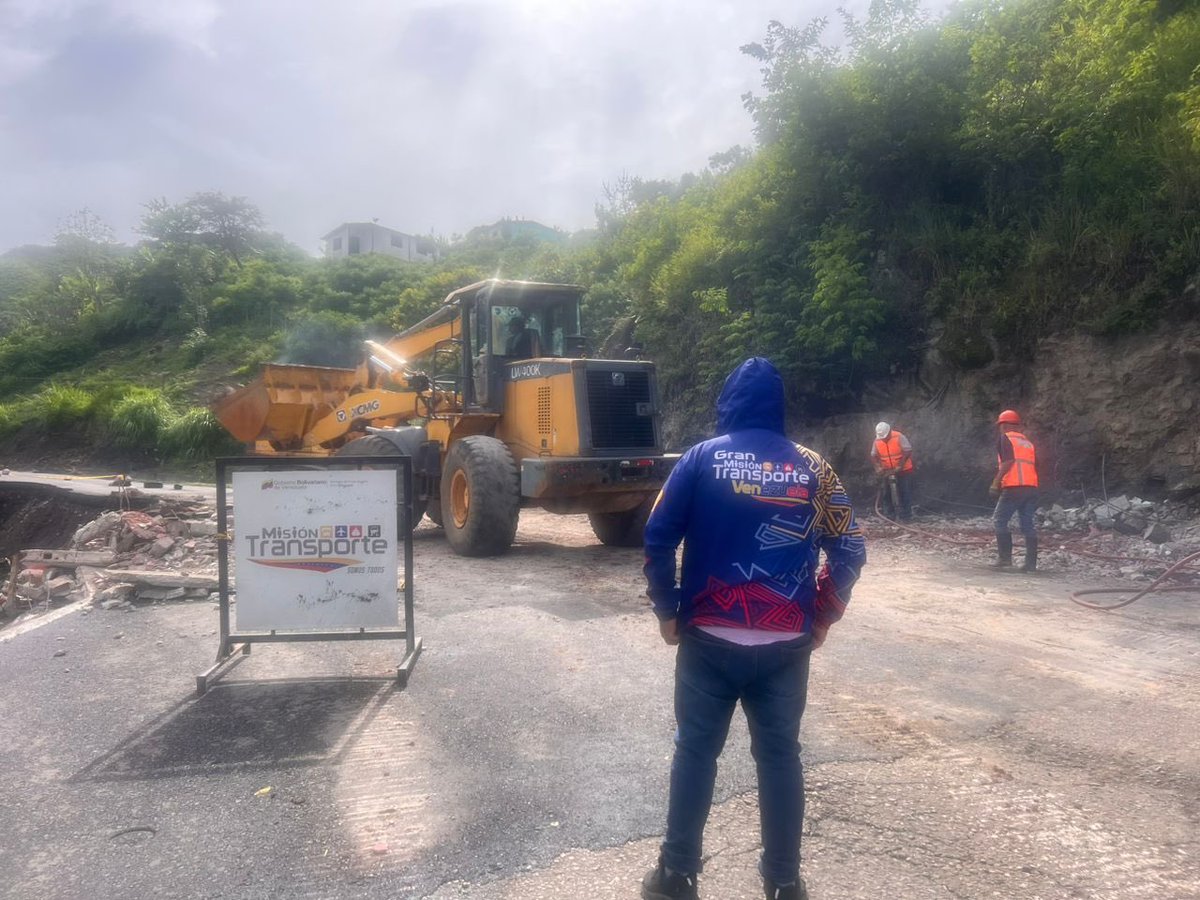 Hoy #26May en el estado Táchira avanzan los trabajos de construcción de variante en la Troncal 1, sector Los Cacaos, en el municipio Capacho Viejo. Labores que incluirán perfilamiento de talud, reubicación de tendido eléctrico y limpieza de escombros, a fin de garantizar el paso