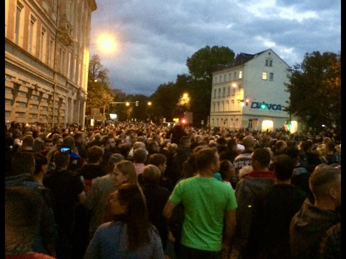 Angebliche „Hetzjagden“ in Chemnitz 2018 - Prozeß geplatzt!
Hayali und Restle, inkl. aller Staatsmedien, haben mit Lügen eine ganze Stadt in die „Nazi-Ecke“ gestellt.
Maaßen wurde von Merkel entlassen!
Der Grund: 
Die Angst vor uns, den kritischen Menschen auf der Straße.