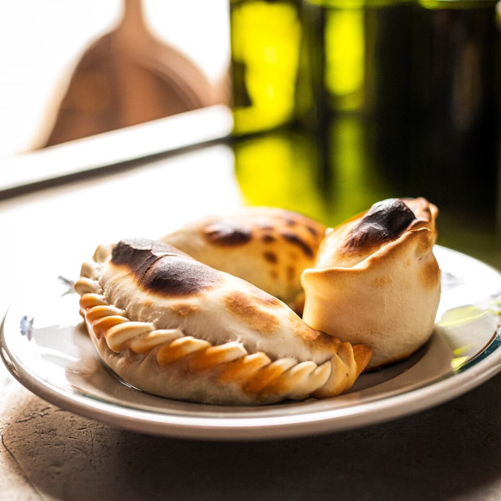 Estos son, para mí, los 4️⃣ mejores establecimientos para comer empanadas en CABA 🥟🇦🇷
- La Cocina (Empanadas Catamarqueñas) en Florida 142
- <a href="/elsantaevita/">El Santa Evita</a> en Julian Álvarez 1479
- Taytay (Empanadas Bolivianas) en Conde 3800
- Roma del Abasto en Dr. Tomás Manuel de Anchorena 806