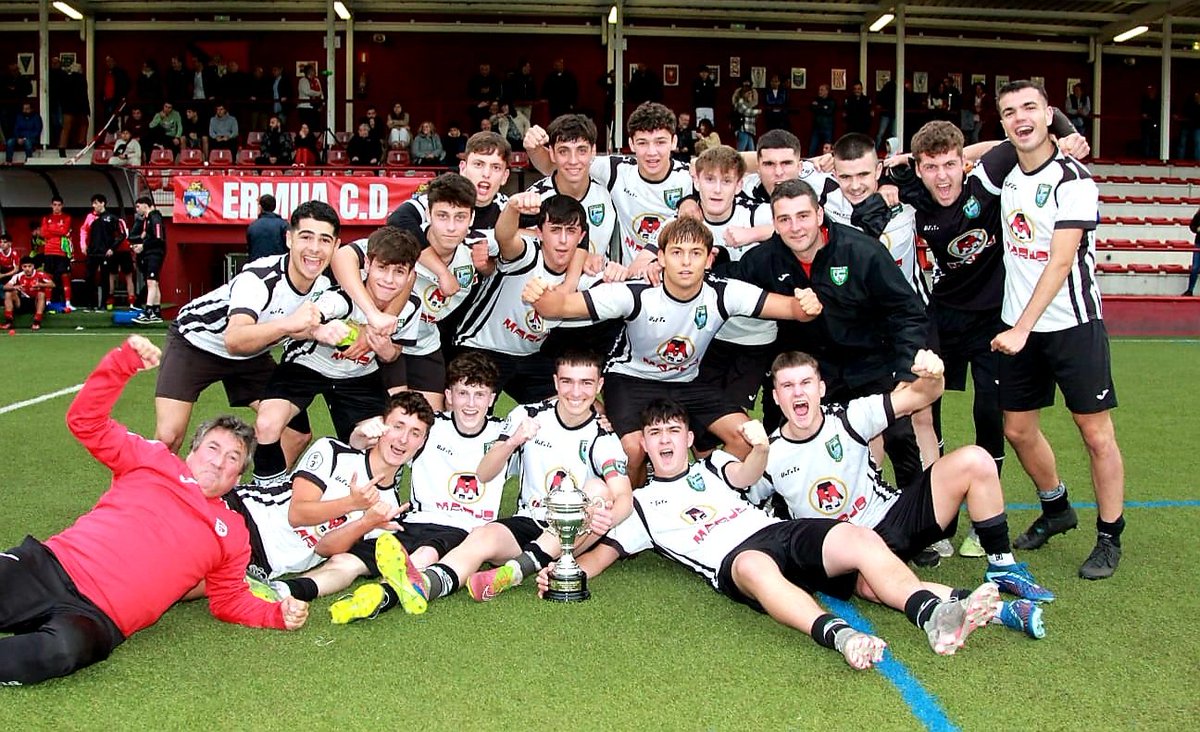 El @UrdulizKT juvenil ha ganado hoy el título de campeón de la Liga de Primera, tras derrotar en la final al @ermua_cd . Ha recibido la copa de manos del directivo de la Federación Vizcaína Julio Fernández. 

Zorionak!