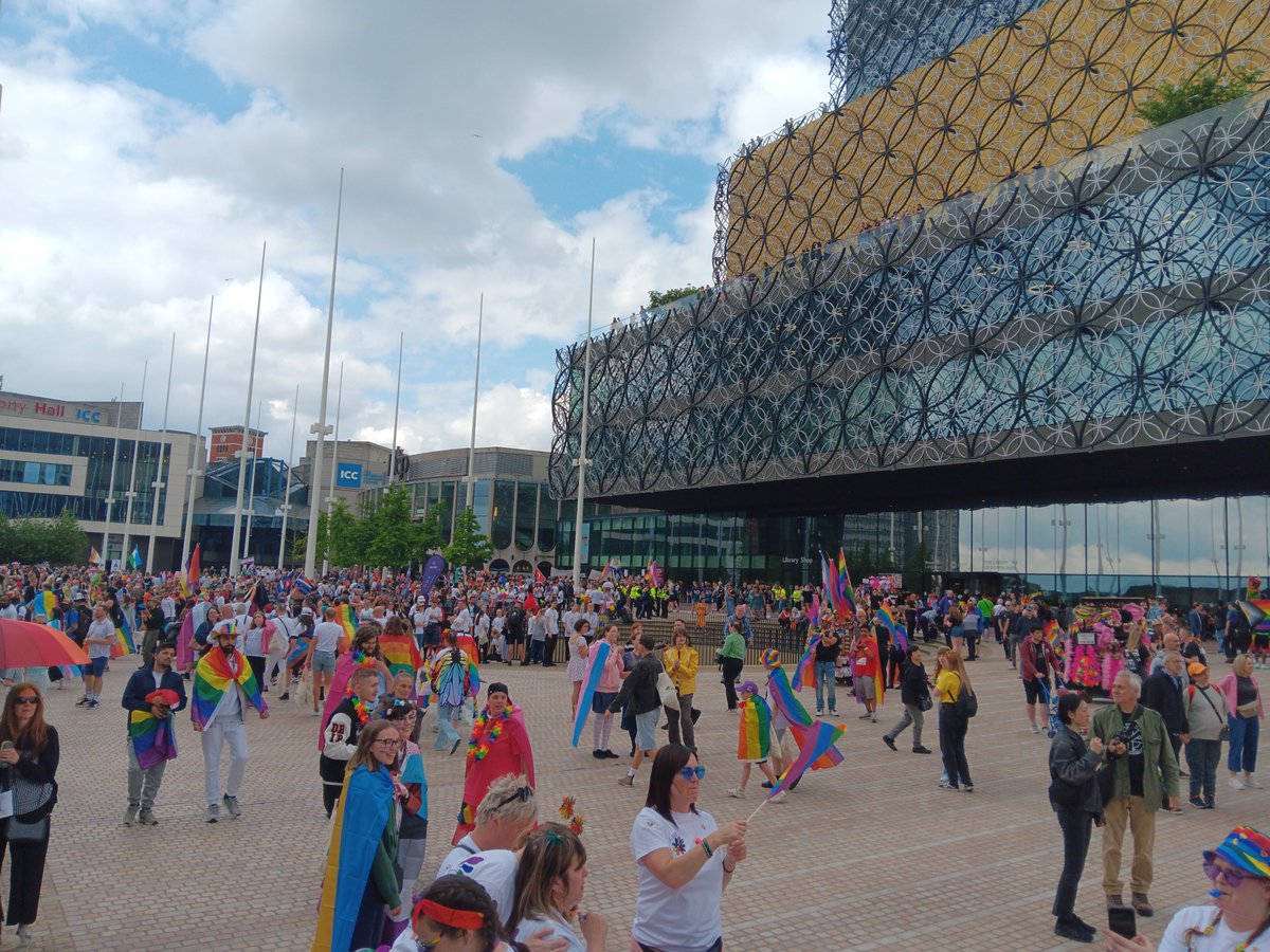 #BrumHour Re-live the colourful joy of this weekend's #BirminghamPride in photos on Midlands Rainbow ko-fi.com/midlandsrainbow If you can, please consider subscribing for exclusive content or donating to support the continuation of an LGBTQ+ publication. Thanks 🌈