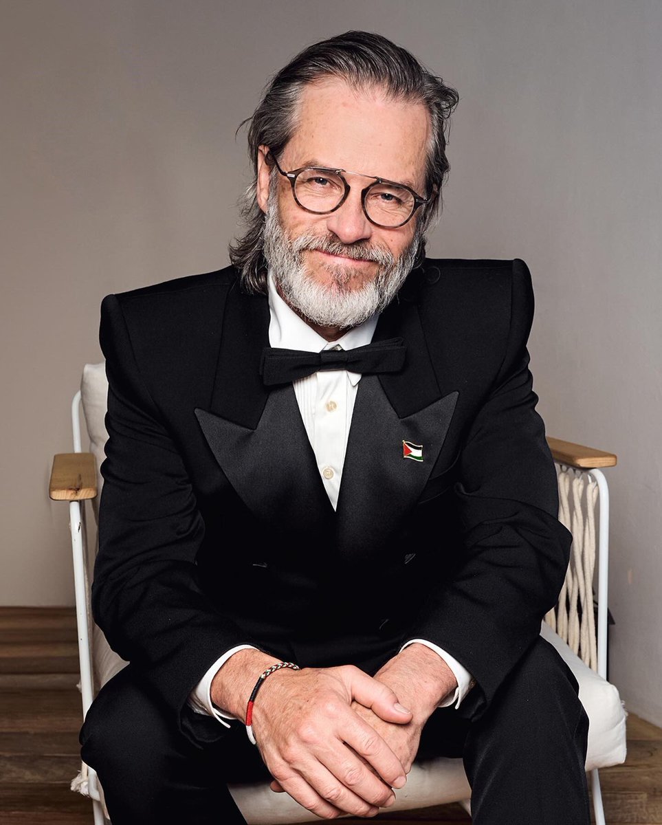 ahmedhathoutt's tweet image. So Guy Pearce showed solidarity with Palestine at Cannes by wearing a pin and Vanity Fair decided to photoshop it out. 🇵🇸
Little did they know the bracelet was also of the Palestinian flag colors.