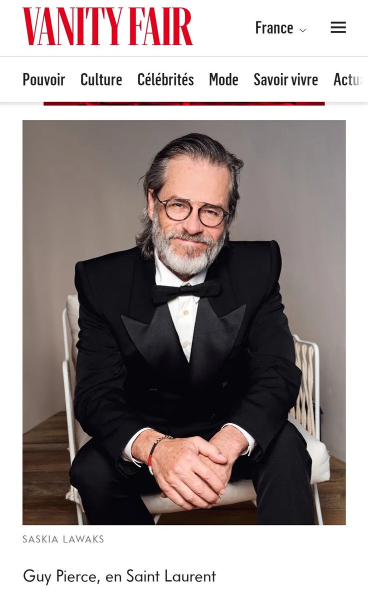 ahmedhathoutt's tweet image. So Guy Pearce showed solidarity with Palestine at Cannes by wearing a pin and Vanity Fair decided to photoshop it out. 🇵🇸
Little did they know the bracelet was also of the Palestinian flag colors.