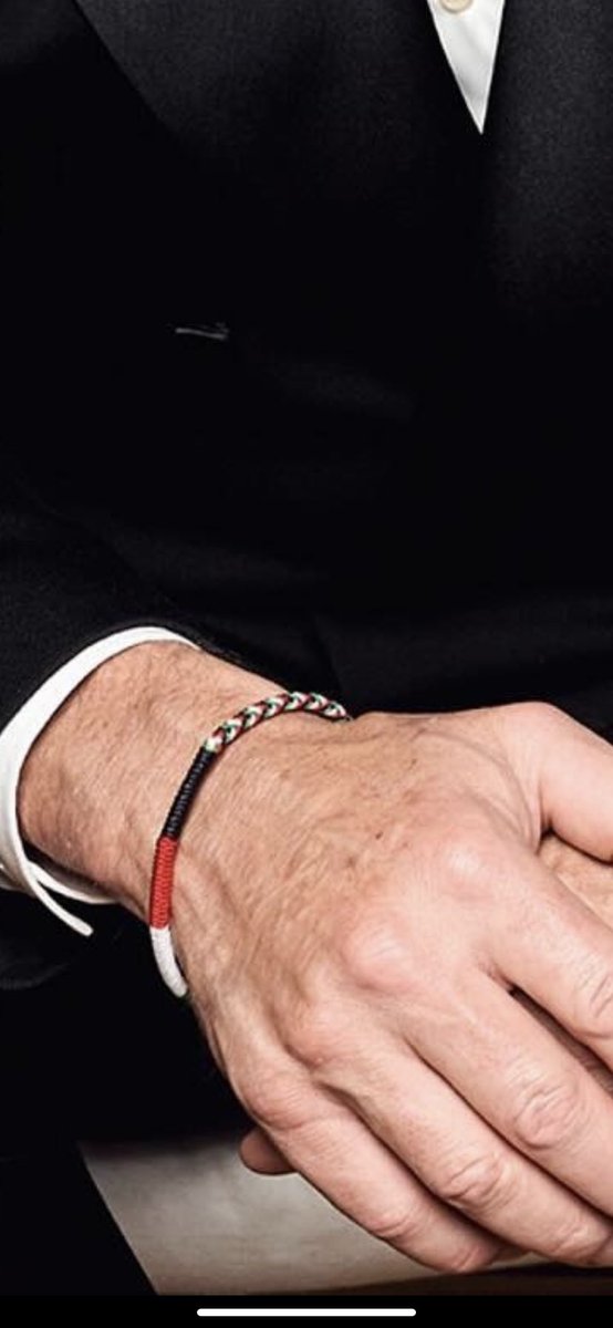 ahmedhathoutt's tweet image. So Guy Pearce showed solidarity with Palestine at Cannes by wearing a pin and Vanity Fair decided to photoshop it out. 🇵🇸
Little did they know the bracelet was also of the Palestinian flag colors.