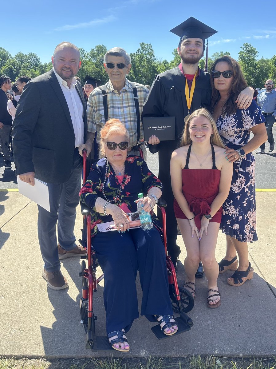 Congrats to our <a href="/FZSHoops/">Fort Zumwalt South H.S. Boys Basketball Program</a> Graduates and families on an amazing day!❤️🐾
<a href="/Nick_WelchSHS/">Nick Welch</a>