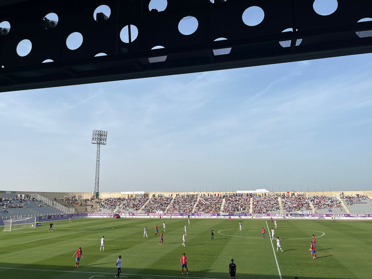 ⚽ La vicepresidenta tercera de la Diputación @AfricaColomo asiste al partido de #Playoff de ascenso a Segunda RFEF que disputan el @RealJaenCF y la UD Torre del Mar