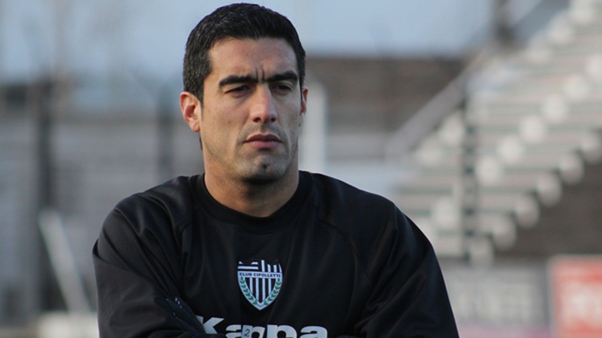 Con el partido que está disputando hoy, Manuel Berra se convierte en el jugador con más partidos jugados en torneos federales con la camiseta de Cipolletti. Llegó a las 280 presencias "Manolo, superando a Henry "Ruso" Homann.
<a href="/CipoPasionTV/">CIPOPASION.AR</a> <a href="/bunkerdeportiv0/">El Búnker Deportivo</a>