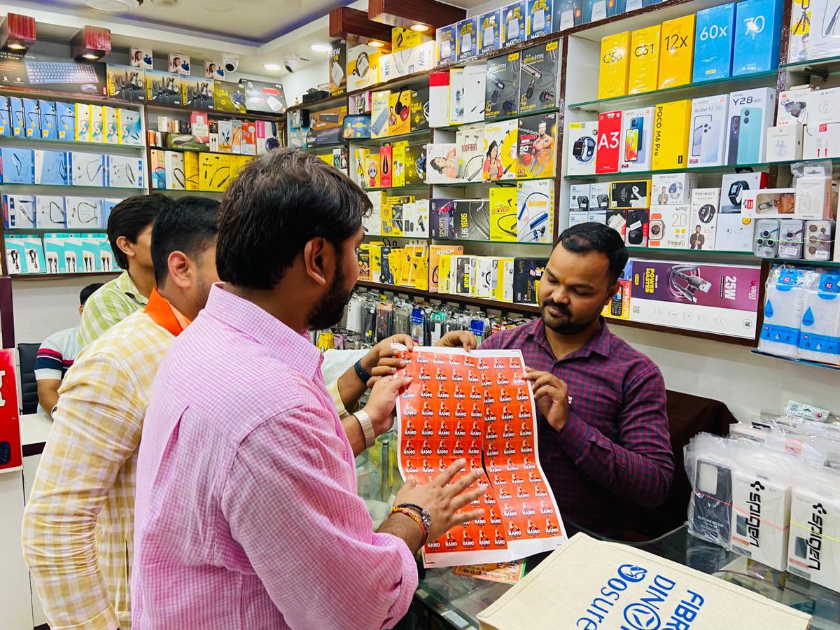 purusharth_bjp's tweet photo. आज अलग अलग मोबाईल शॉप्स पर #MeraPehlaVoteModiKo स्टीकर अभियान के स्टीकर वितरित किये गए एवं नव मतदाताओं के फ़ोन पर लगाए गए 🙏💐 #गोरखपुर_क्षेत्र #First_Time_Voters #MeraPehlaVoteDeshKeLiye @narendramodi @AmitShah @sunilbansalbjp @Bhupendraupbjp @idharampalsingh @gnshuklabjp @sahjanandraibjp @Tejasvi_Surya @PranshuDutt @bjpharshvardhan @archnabjpup @anuraggautambjp @GkpBjym @Abhina_Prakash @rohit_chahal @_AKKaushik