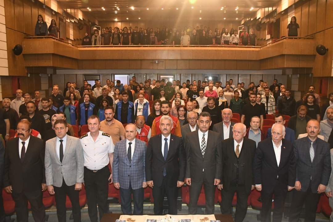 enginpehlivanli's tweet photo. KALEFEST2024 etkinlikleri kapsamında düzenlenen, “Manas Destanı ve Türk Tarihi” adlı konferansa katıldık.
Türk Milleti olarak bütün destanlarımızla, inancımızla ne kadar övünsek azdır. Sunumundan dolayı Prof. Ömer Budak hocamıza teşekkür ediyoruz.
#Kalefest
#Akparti
#Kırıkkale https://t.co/EyU2LY15NC