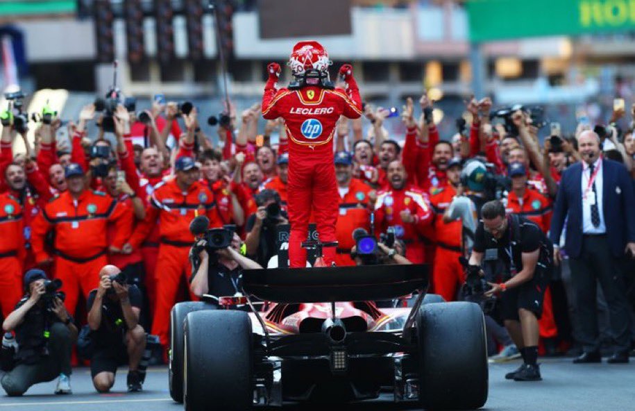 🏁 ¡Cuarto podio de la temporada para Carlos Sainz! 🥉 El piloto español ha sido tercero en el #MonacoGP, donde ha ganado su compañero en Ferrari, Charles Leclerc.