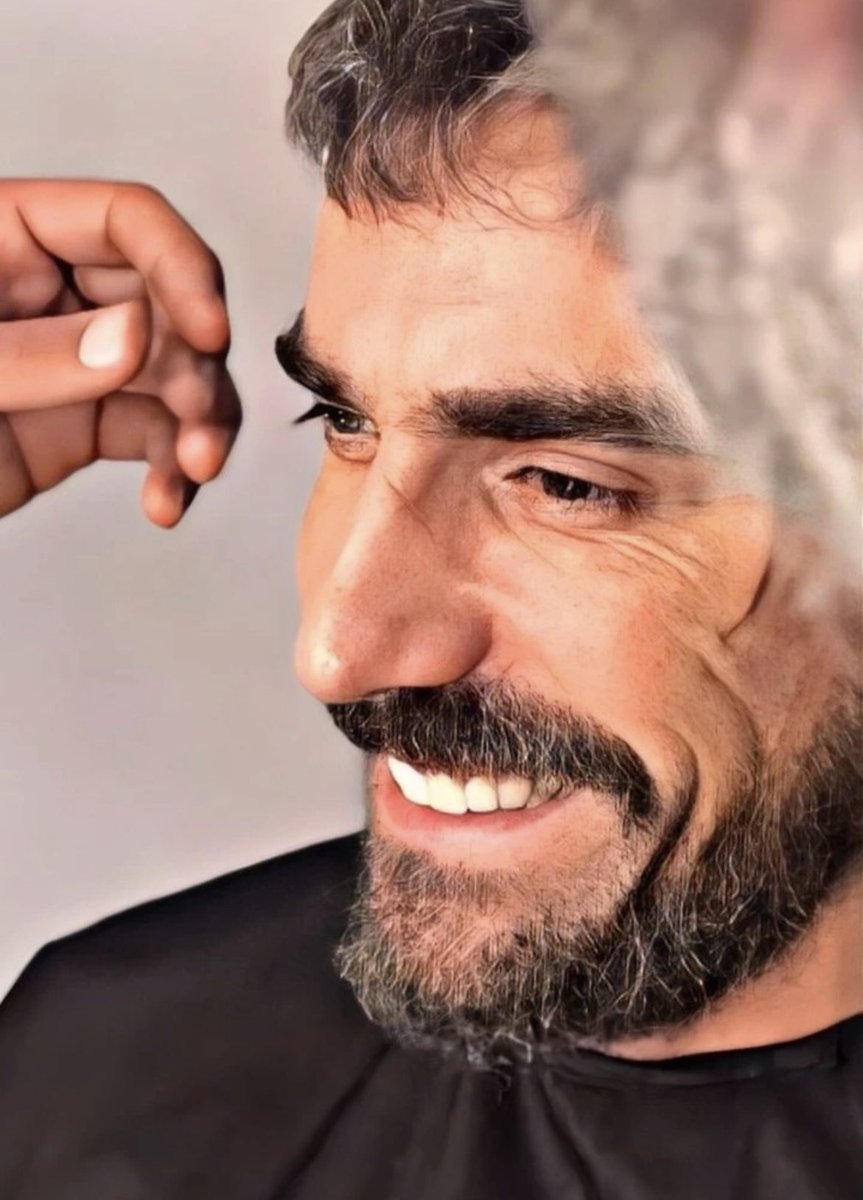 Ibrahim durante il trucco per il personaggio di Iskender ❤️..la bellezza del suo sorriso 🥹😍 #İbrahimÇelikkol #MestİAşk