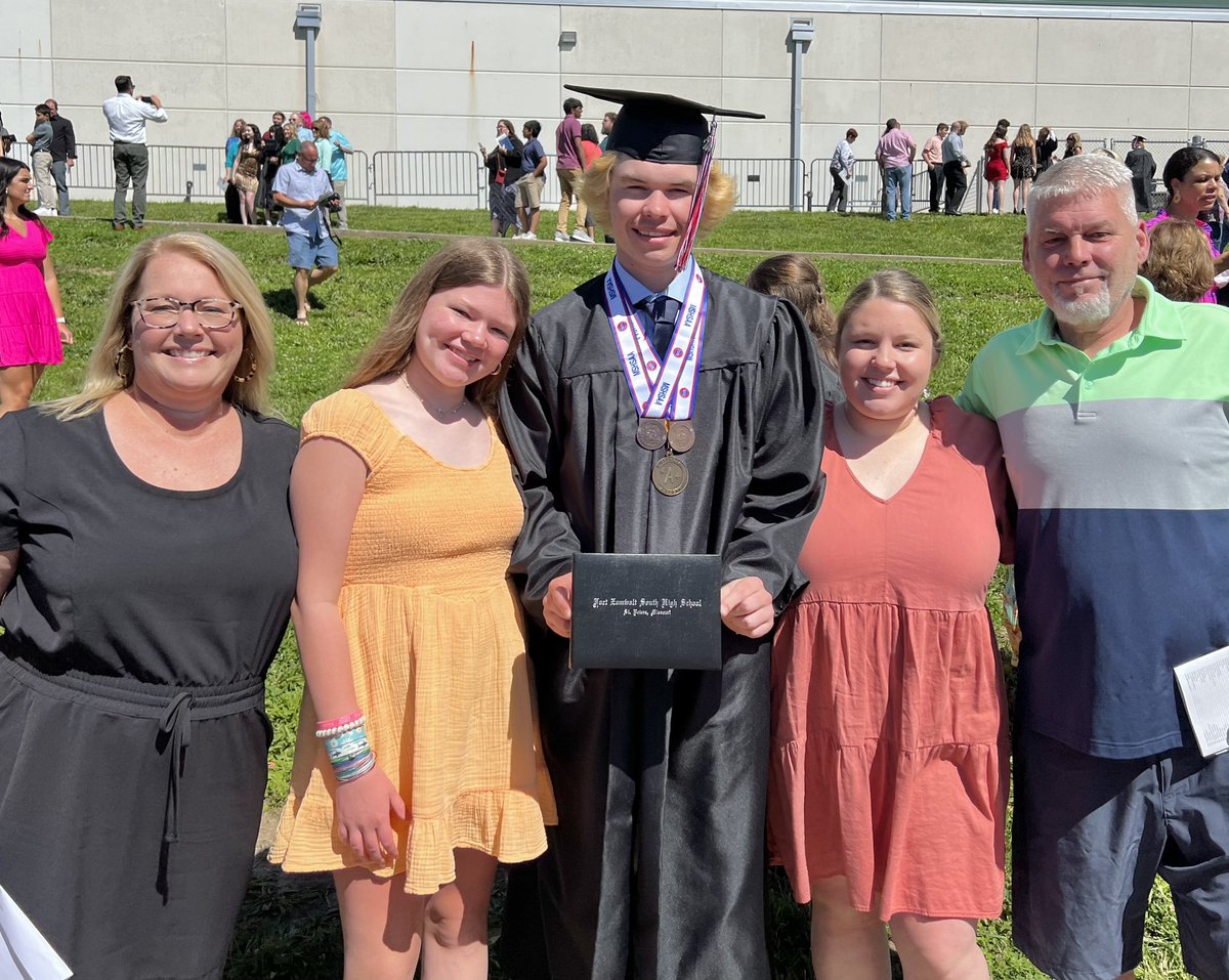 Congrats to our <a href="/FZSHoops/">Fort Zumwalt South H.S. Boys Basketball Program</a> Graduates and families on an amazing day!❤️🐾
<a href="/connor_henke/">Connor Henke</a>