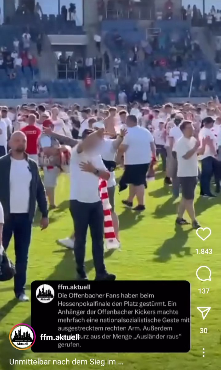 SGEtienneTurner's tweet photo. Die #Nazis der anderen Mainseite! 🤬

Unmittelbar nach Spielende um den #Hessenpokal stürmten Fans vom #OFC den Platz, was zunächst nicht verwerflich ist, ... aber der Hitlergruß dieses Offenbachers wird hoffentlich hart bestraft! Menschlicher Abschaum!

#NoNazis! #ScheissOFC https://t.co/4qKGZpSbtB