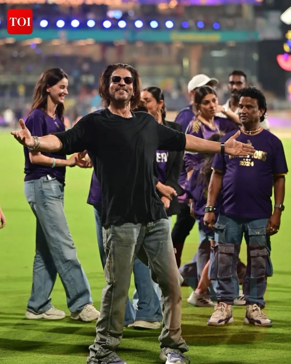 #shahrukhkhan celebrates KKR's victory with his signature pose 💜💯 The Khan-daan picture is too cute to be missed✨