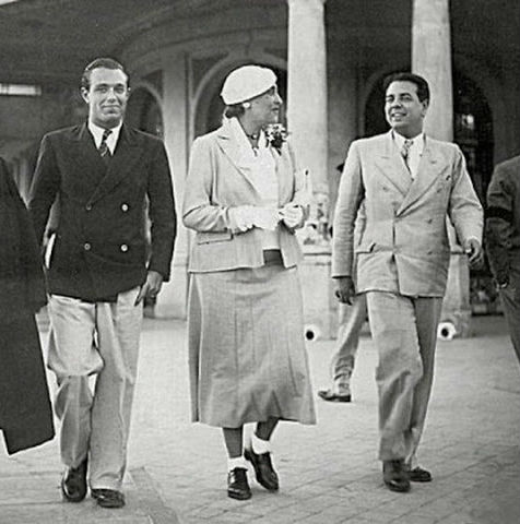 Bioy Casares, junto a Victoria Ocampo y a Jorge Luis Borges en la rambla Casino de Mar del Plata en 1935.
