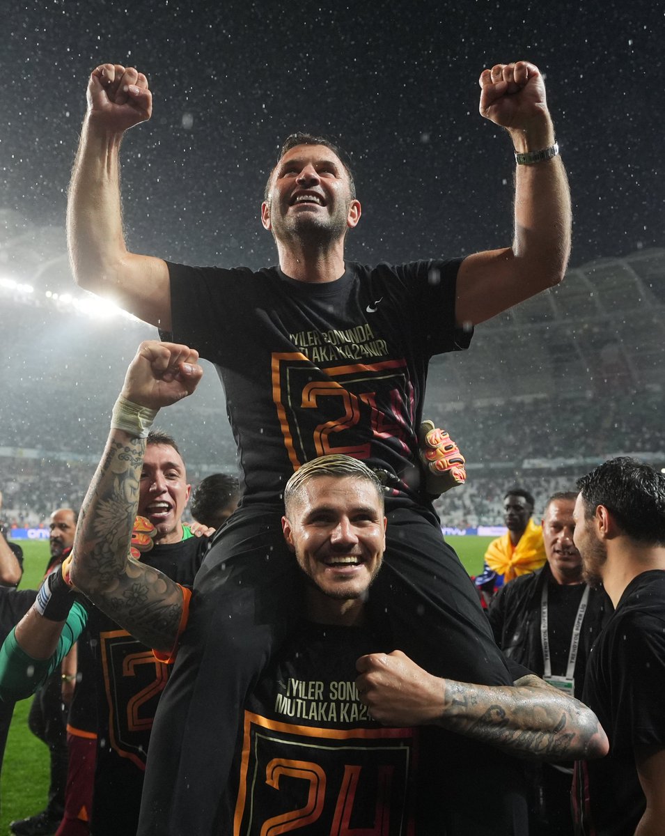 TransferWeb1's tweet photo. Okan Buruk, Icardi'nin omuzlarında. https://t.co/2PoAkBIbiH