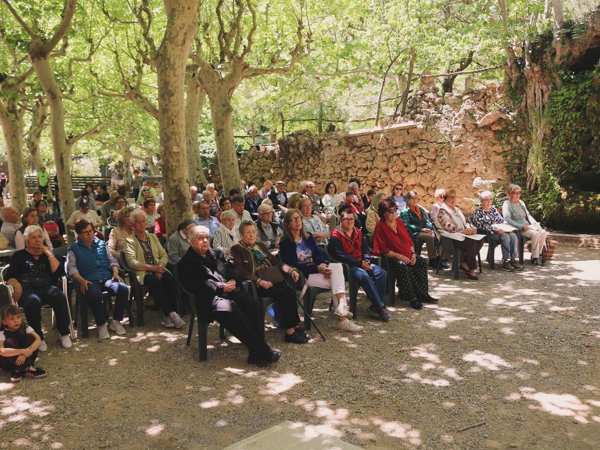 stmiquelespluga's tweet image. 🎶 Hem compartit un dinar popular amb la #música del duet espluguí Juke Cover’s i hem cantat amb força el Virolai i els #Goigs de la Santíssima Trinitat, a qui encomanem la nostra fe i esperança com a poble. 🙏🏼