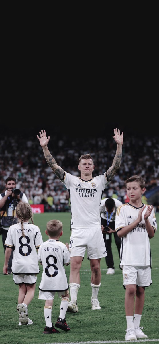 crs7_9's tweet photo. 𝟒𝐤 | Wallpapers📱 
  ➥📁#ToniKroos 💔 https://t.co/oKCJkXxYlx