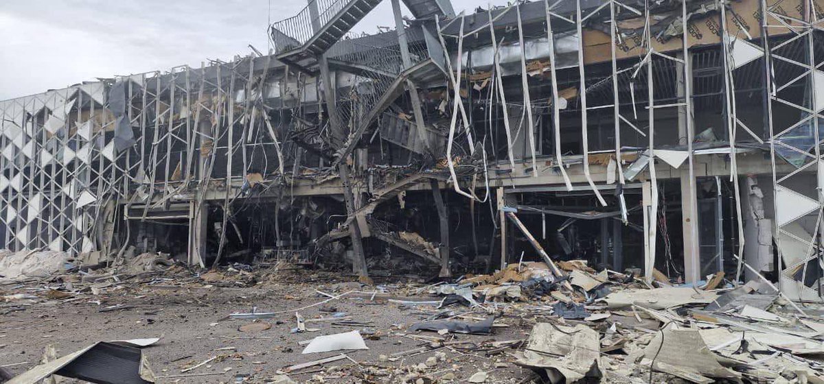 Aéroport de Zaporijia  ce dimanche, après une frappe de missiles balistiques...

Détruire, détruire et détruire... tuer aussi ! 'Évidemment' oserais-je dire, sinon la ruzzie ne serait plus la ruzzie 🤮
#RussiaIsATerroristState