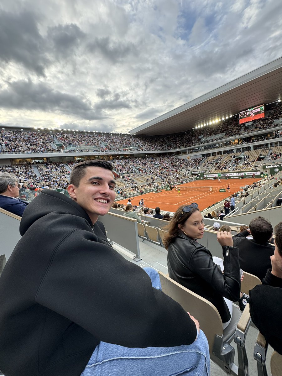 En place à Roland-Garros pour la Night Session entre Wawrinka &amp; Murray 🎾

Merci à <a href="/PVSportFR/">Prime Video Sport France</a> pour l’invitation en loges ❤️

C’est un vrai kiff 🙏 #RGSurPrime
