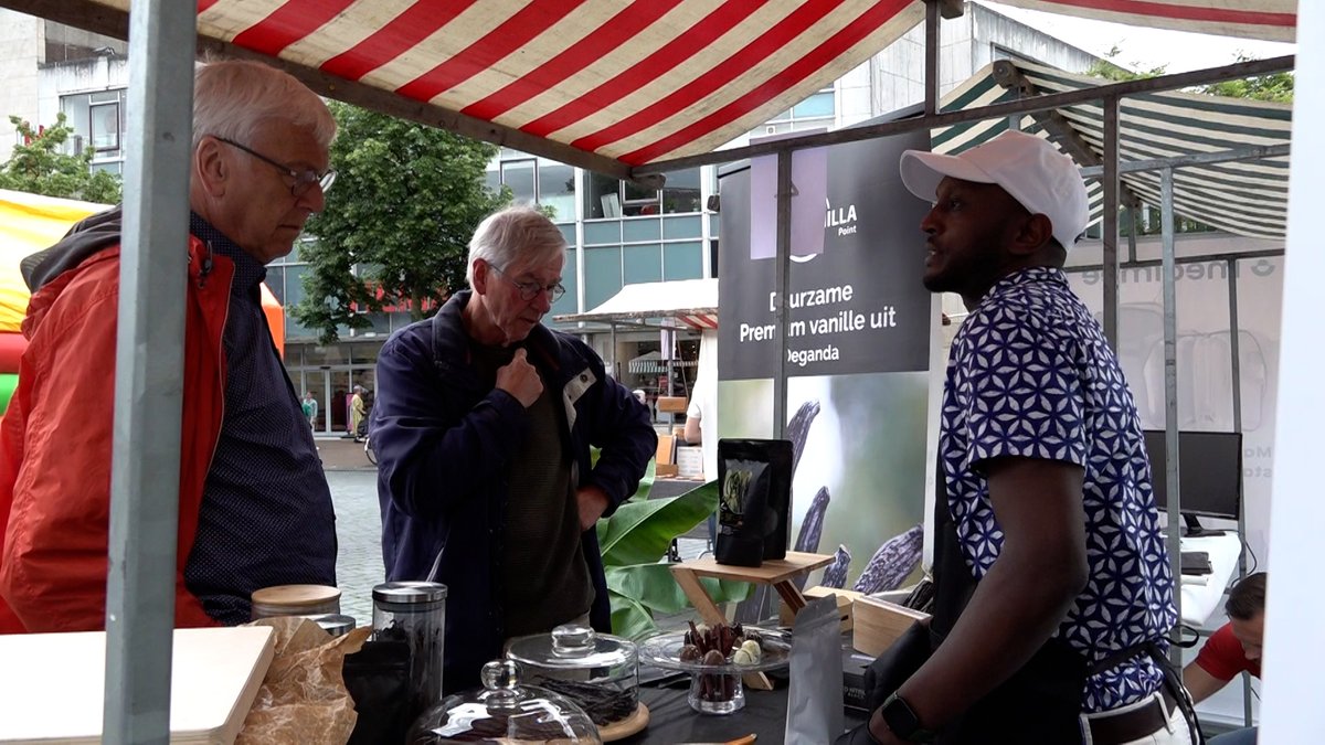 Startende ondernemers 'testen' op de markt: 'Mooie kans // Testmarkt Nijmegen: 'Het is een mooie kans voor ons' / Godfrey met zijn vanille op de testmarkt ogld.nl/3qr9