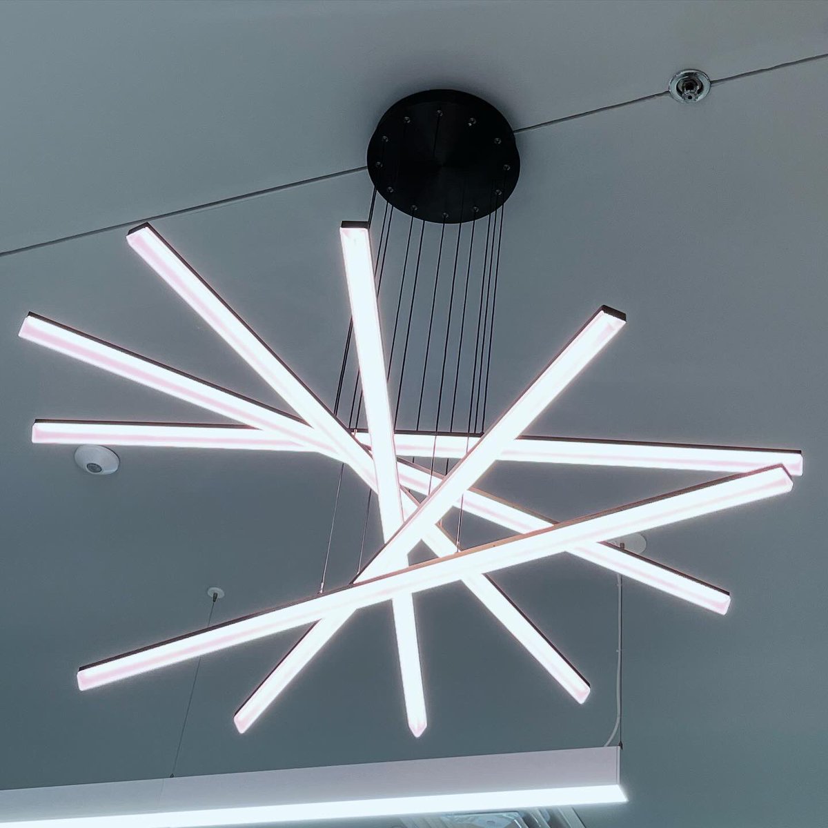 EveryoneCanMath's tweet image. How many lines to make the star shape? 
Inspecting the structure of this really cool light fixture above me. Perception is everything. This is what it looks like from below. Swipe to see it from a different view! This reminds me of viewing 3D solids from different faces. #math 🧊