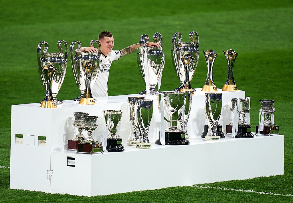Toni Kroos posed with all his trophies 🥶