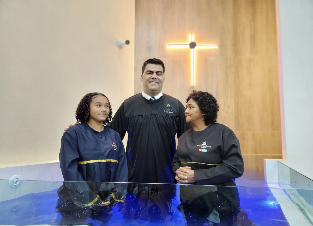 pr_israelelias's tweet photo. Hoje tive o privilégio de Pregar e conduzir cerimônia batismal de preciosas almas fruto do trabalho das duplas Missionárias e membros da igreja! Louvado seja Deus pelas preciosas almas batizadas !! IASD Central AAMAR Cumprindo a missão !! #AAMAR #UNoB / Escolhidos para Missão https://t.co/4CM9L4f21H