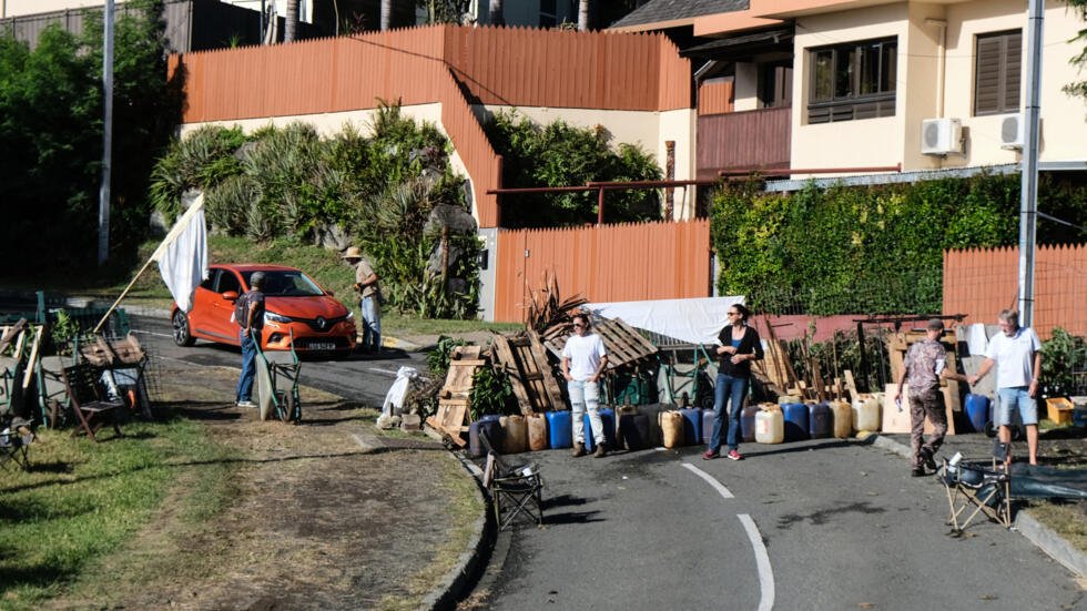 Info reçue il y a 10 minutes:
'Les #kanaks, suivant leur 3è phase, attaquent les barrages défensifs #loyalistes🔽,pour l'instant au cocktail molotov & à la voiture bélier, ceci en 3 points de #Noumea; je crains que les tirs pour tuer commencent bientôt.
J'ai peur pour ma famille'