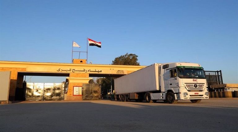 #26May 🇪🇬 || Un total de 200 camiones de #ayudahumanitaria, incluidos cuatro de combustible, entrarán este domingo en la #FranjadeGaza 🇵🇸 📌 La información fue emitida por el jefe de la Media Luna Roja egipcia en la gobernación de Sinaí del Norte, #KhaledZayed.