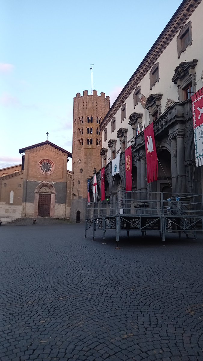 #Orvieto La chiesa di S.Andrea e il Palazzo del Comune con i suoi simboli. In attesa del #CorteoStorico #CorpusDomini domenica prossima 2 giugno.