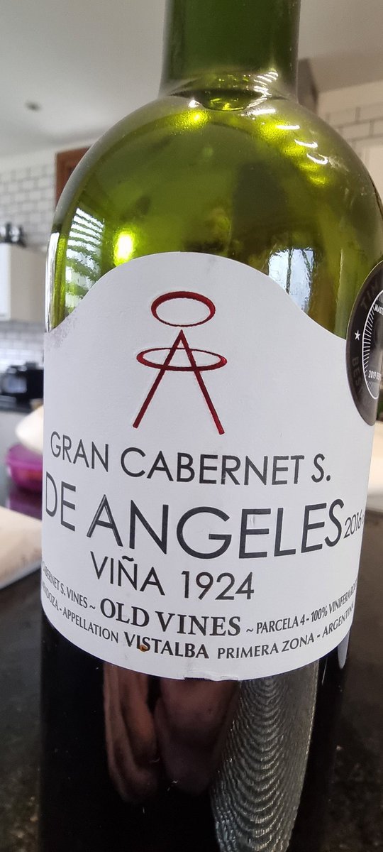 Batalogy's tweet image. Venis con el paladar acomodado al malbec y el señor cabernet irrumpe y despliega una paleta tan amplia de especias que podes estar horas saboreando. Eterno. Exquisito