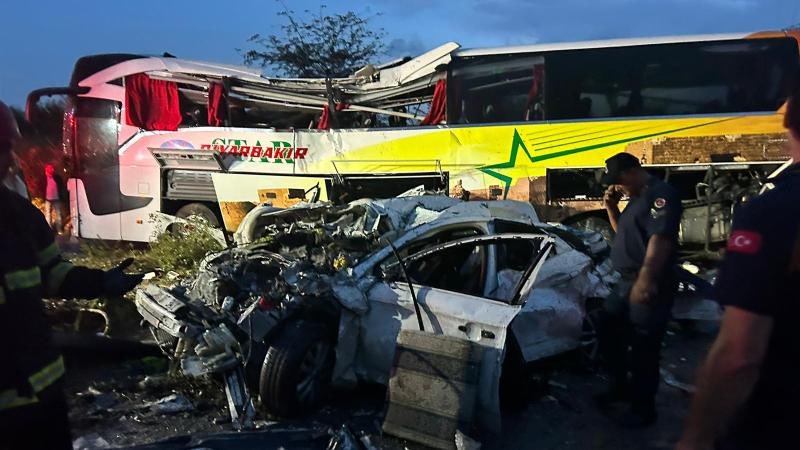 Mersin-Adana otoyolunda bir yolcu otobüsünün de karıştığı zincirleme kaza meydana geldi.
