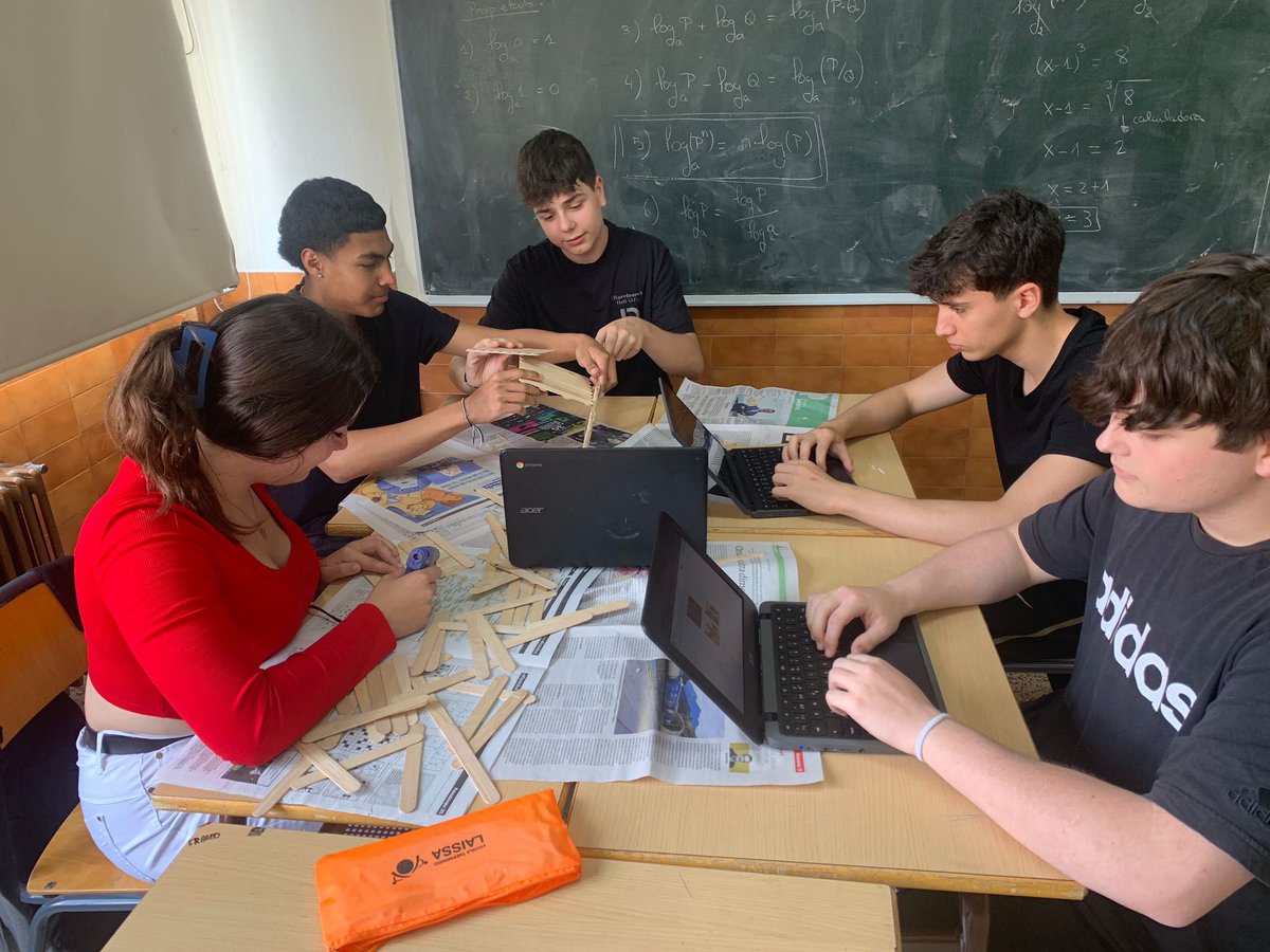 L’últim dia de la setmana l’alumnat de 4t d’ESO està molt actiu acabant els seus projectes i participant amb la decoració del pati. #confía #consolacióneduca @colegiosconsolacion