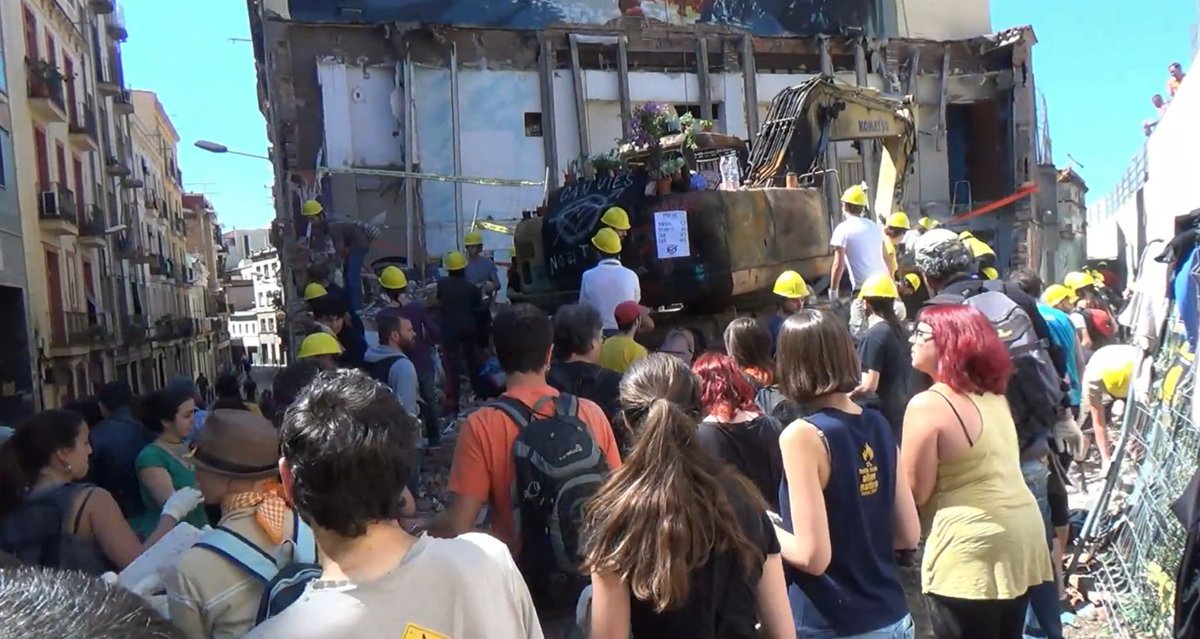 AlertaSolidaria's tweet photo. 🔥Avui fa 10 anys de l'inici de l'#EfecteCanVies- L'Ajuntament va voler tirar a terra el Centre Social Can Vies i se li va alçar tot un barri!
🔥Van ser dies de protestes, repressió i finalment de victòria popular.
I el millor: @SomCanVies continua!!! Per molts anys #27anysCV! https://t.co/St5GYlzjck