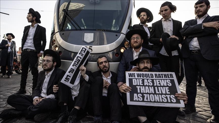 Cientos de #judíos #ultraortodoxos se enfrentan con la Policía de #Israel en medio de festividad. v.aa.com.tr/3231143