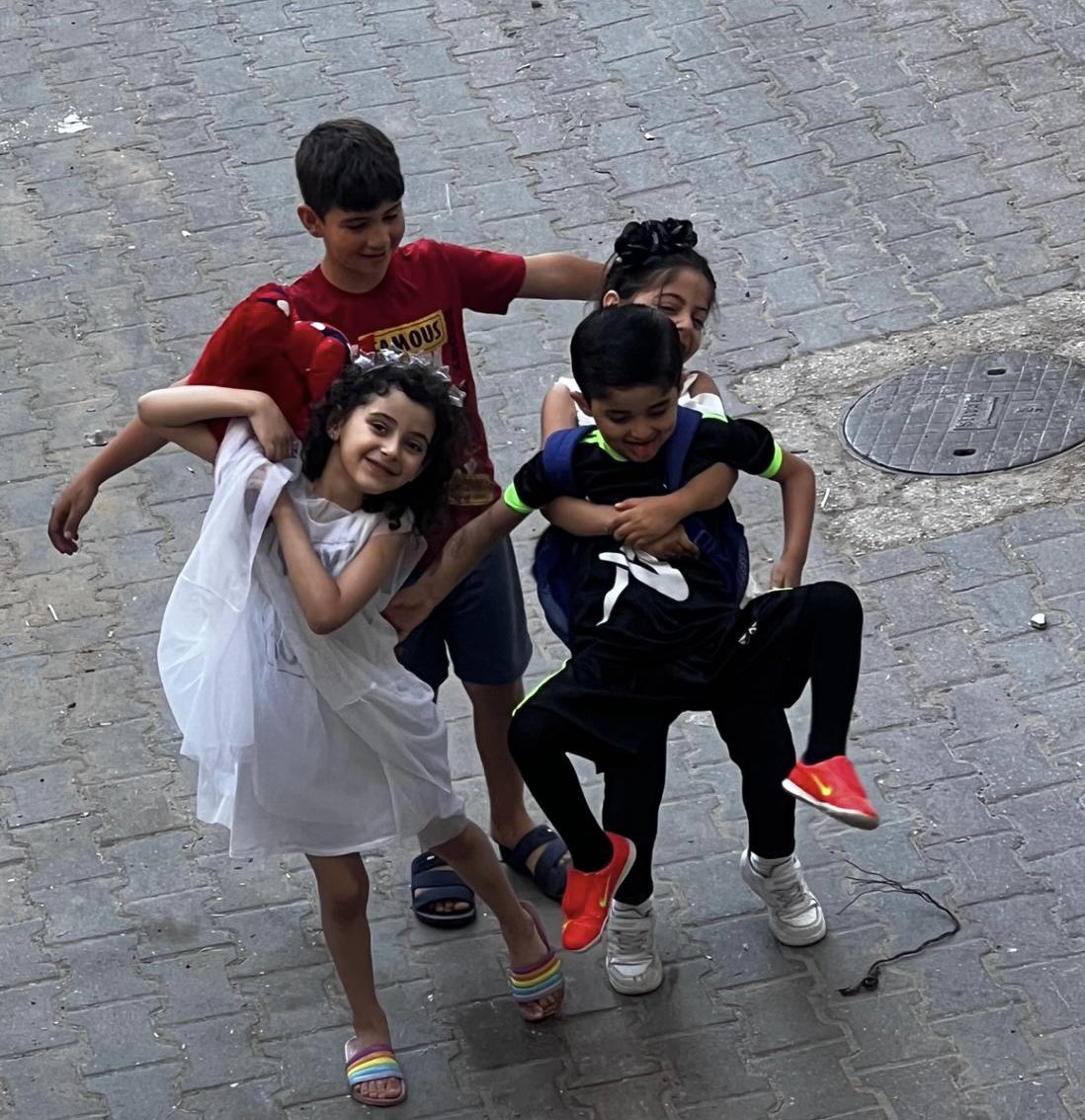 AsmaaMughari's tweet photo. عبد الله أخي ..
آية وعبود أطفالي ..
آلاء إبنة عمي..

قضوا شهداء معاً بذات الصاروخ الإسرائيلي الغادر ودفنوا معاً بذات القبر بعد مكوثهم 29 يوماً تحت الأنقاض.. 

السلام على أرواحكم يا أحبابنا وفلذات أكبادنا ،
السلام عليكم في أجواف طير خضر! https://t.co/nXowwfR5Pj