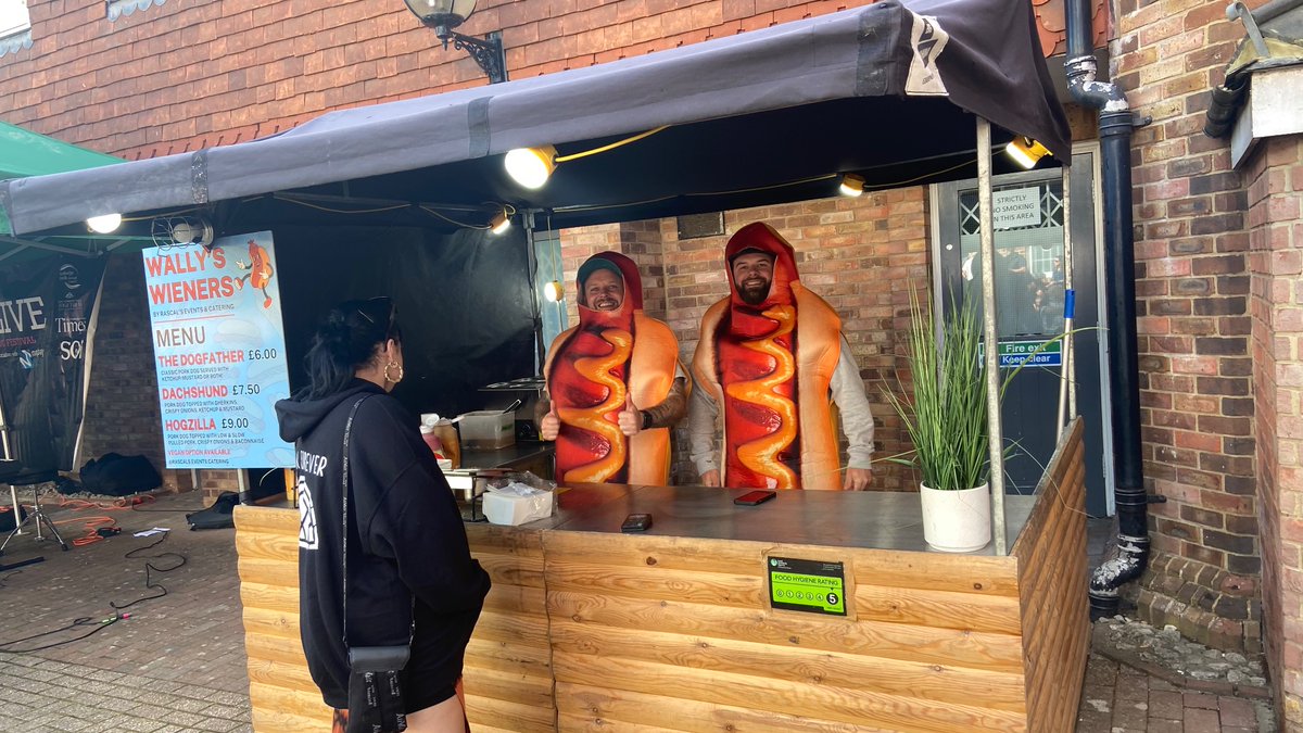 Hot dogs ✔️Now I need to find some jumping frogs.  <a href="/UnfestTW/">Unfest</a>