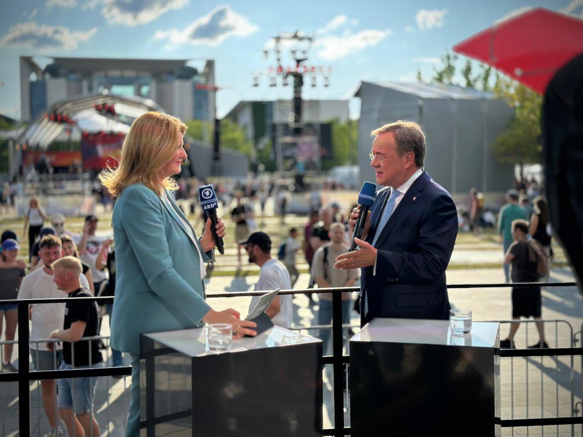 Armin Laschet (@arminlaschet) on Twitter photo Seit 9 Jahren leitete <a href="/TinaHassel/">Tina Hassel</a> das <a href="/ARD_BaB/">Bericht aus Berlin</a> - Hauptstadtstudio in Berlin. Es war mir eine Freude, mit ihr das letzte Interview im „ Bericht aus Berlin“ zu führen. Alles Gute. Danke für die gute Zusammenarbeit und viel Erfolg als neue Korrespondentin in Brüssel. Europa steht Seit 9 Jahren leitete <a href="/TinaHassel/">Tina Hassel</a> das <a href="/ARD_BaB/">Bericht aus Berlin</a> - Hauptstadtstudio in Berlin. Es war mir eine Freude, mit ihr das letzte Interview im „ Bericht aus Berlin“ zu führen. Alles Gute. Danke für die gute Zusammenarbeit und viel Erfolg als neue Korrespondentin in Brüssel. Europa steht