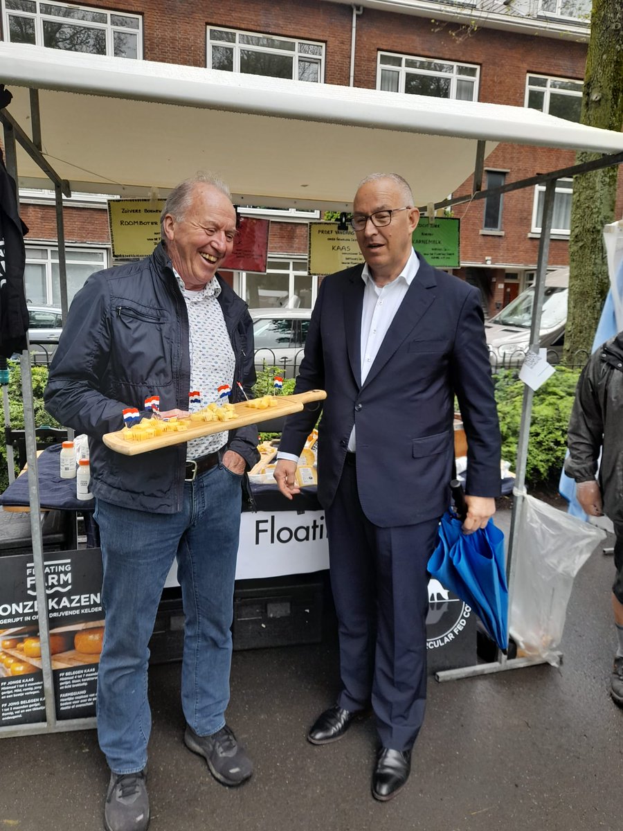 LeovanGelder's tweet photo. Kaas en flyers uitgedeeld in het Serumpark in #Rotterdam tijdens het Lentefeest georganiseerd door #MathenesseAanDeMaas. Een initiatief voor de wijk #Mathenesse waar #FloatingFarm een bijdrage aan leverde. Met burgemeester Ahmed Aboutaleb gesproken over het belang van #Europa. https://t.co/ph95ZQPyB7