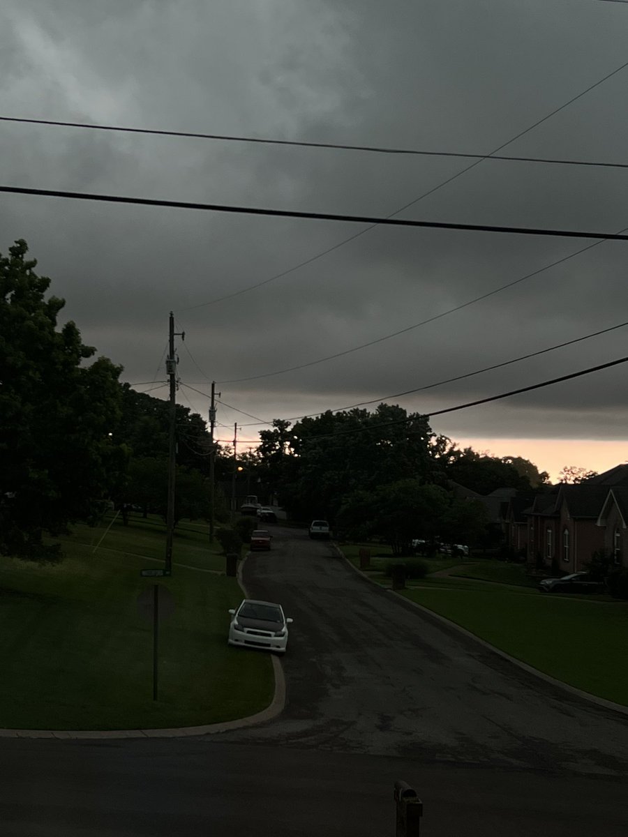 @DanielleBreezy  here in hendersonville got awfully dark for 2:00pm! Stay safe everyone