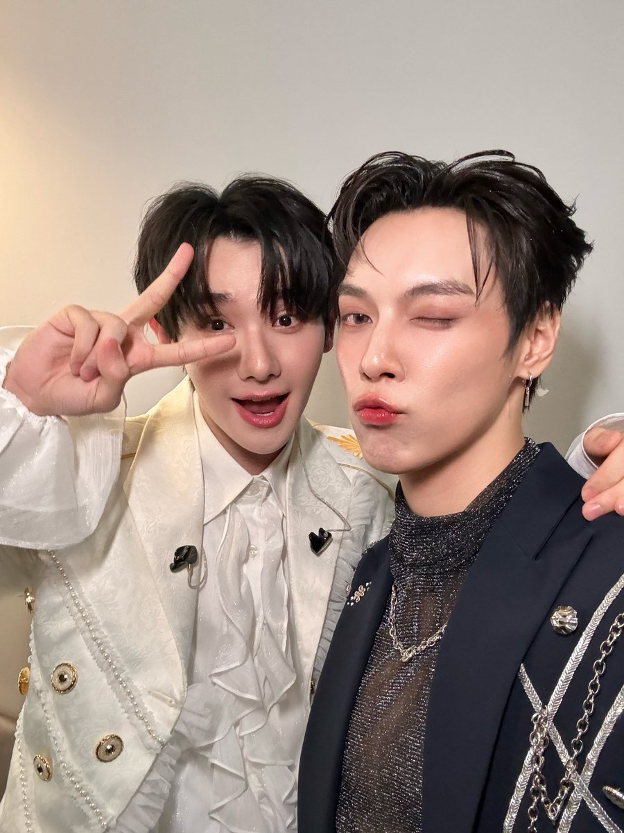 PentorJrp's tweet photo. ตอนที่รู้ว่าจะได้มาเป็นแขกรับเชิญของแฟนมีตนายคือตื่นเต้นมากก จนก่อนจะขึ้นเวทีก็ยังตื่นเต้นมากๆ เดินออกไปเห็นคนนั่งกันเต็มทั้งสองชั้นแล้วเข่าจะทรุด แต่ฮึบสู้ 5555 ขอบคุณนายที่ชวนมาเป็นส่วนหนึ่งในโมเม้นดีๆครั้งนี้ ขอบคุณแยมstrawberryทุกคนที่ใจดีกับเป็นต่อวันนี้ด้วยนะครับ ขอบคุณลักยิ้มที่ตั้งใจมาให้กำลังใจกันด้วยนะงับ เป็นอีกหนึ่งวันที่มันอาจจะไม่ได้สมบูรณ์แบบที่สุด แต่เป็นอีกวันที่สนุกสุดๆ ไม่มีใครอ่อมใครยมเลยคุณน้า ไว้เจอกันใหม่นะค้าบทุกคน 💚💜🍓🐰

#NineToMeetYouInBKK
#NineToMeetYouFanmeetinginBKK 
#นายท่านกรชิต #PentorJrp