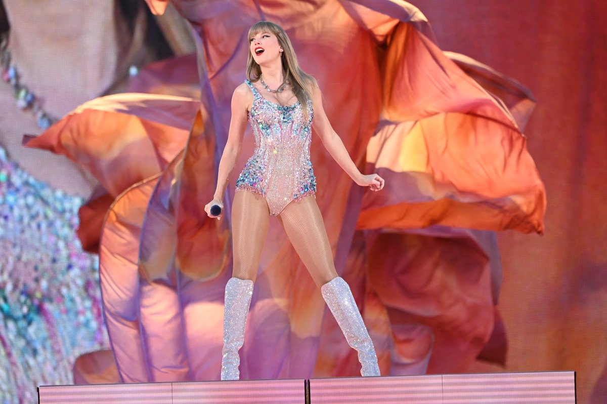 taylorswift13's tweet image. It’s official, I left my 🤍 in Lisbon. My first time in Portugal and you all made me feel like I was right at home. I’ll seriously never forget the way you treated us, the overwhelming love and passion and hands in the air and dancing and how you screamed every lyric!! Muito…