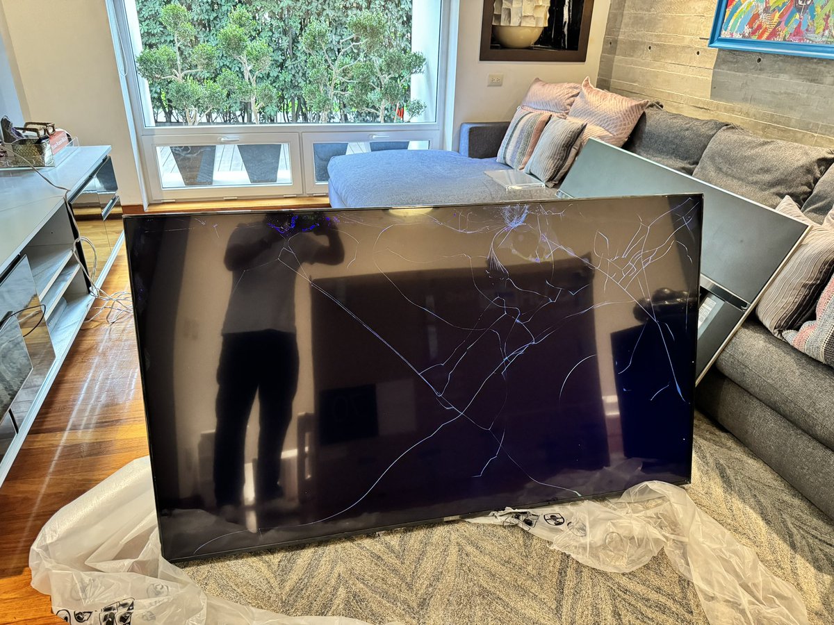 Compré una pantalla en la tienda en linea de <a href="/searsmexico/">Sears México</a> y me llegó una pantalla toda estrellada. Después de muchas llamadas, mails, whatsapps, fotos de evidencia— no se quieren hacer responsables.  <a href="/Profeco/">Profeco</a> #SearsNoMeEntiende