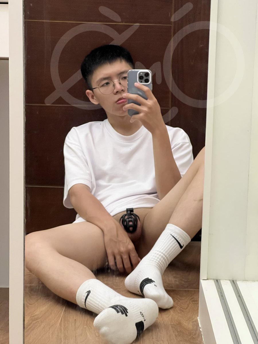 emo42373227's tweet photo. 上次想說尻太多 要禁慾一陣子🔒
但鎖第三天就快受不了了
無聊滑滑推 都是一堆色色東西
再低頭看看被鎖起來的小兄弟
被囚禁的野獸直接硬的不像話🫣（？
就順手拿起鑰匙解開噴噴🥵💦
然後就沒有然後了…哇哇 禁慾失敗

究竟要不要再繼續鎖呢🤔🤔

問自己：臉在臭什麼啦(╯°Д°）╯
：管他的(◐‿◑) https://t.co/UTbbrTkj21
