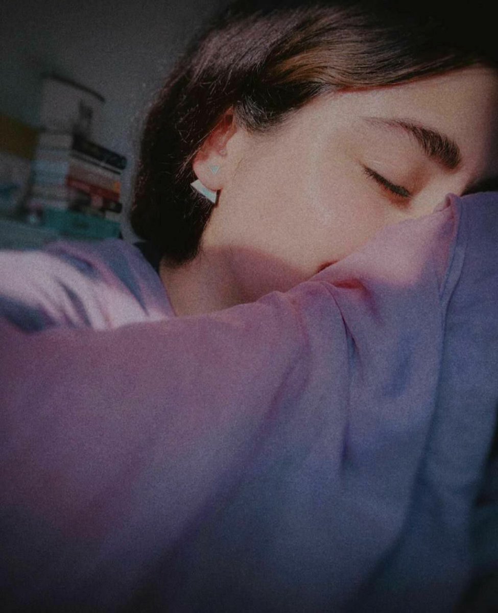 تخسر اللوحات الفنّية قيمتُها امام وجهكَ.