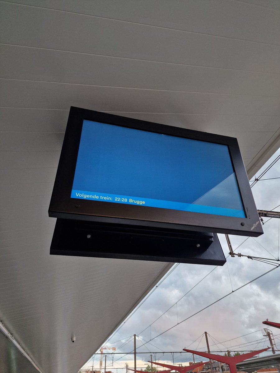 wardsegers's tweet photo. Hey @NMBS, de 21.28u trein van Hasselt naar Brugge staat hier niet op het scherm op het perron, maar de app en andere schermen in het station zeggen dat het op dit spoor is. Software bug? https://t.co/b8RjyzKXz8
