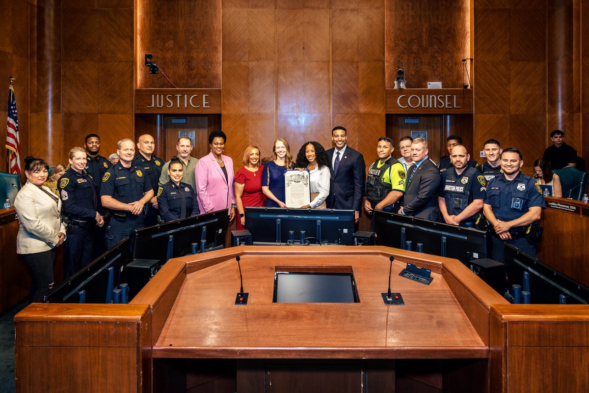 This week HPD was proud to stand with Jazmin Porter, founder of P.E.A.C.E. (Police Enlightenment and Collective Education) as she was recognized by @houmayor for her efforts to bring wellness to HPD. For more information about P.E.A.C.E. visit: wecreatethepeace.org